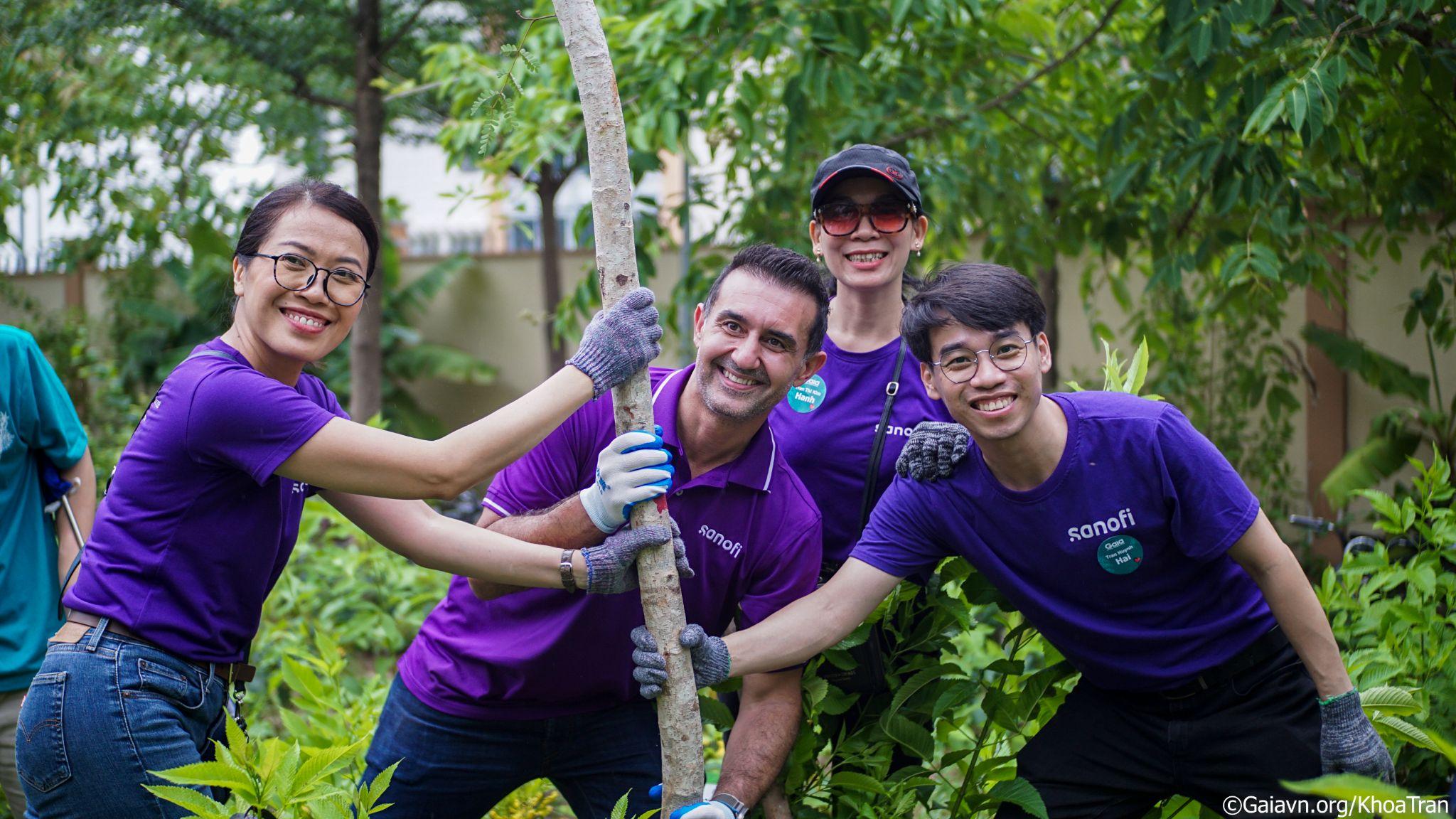 Ông Burak Pekmezci - Giám Đốc Ngành hàng Vắc-xin, Sanofi Việt Nam tham gia sự kiện trồng cây