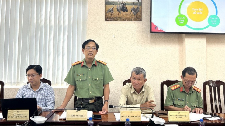 Thượng tá Trần Trung Quốc, Trưởng phòng Tham mưu Công an tỉnh Đồng Tháp (đứng) thông tin vụ biển số đẹp tại huyện Cao Lãnh. Ảnh: HD