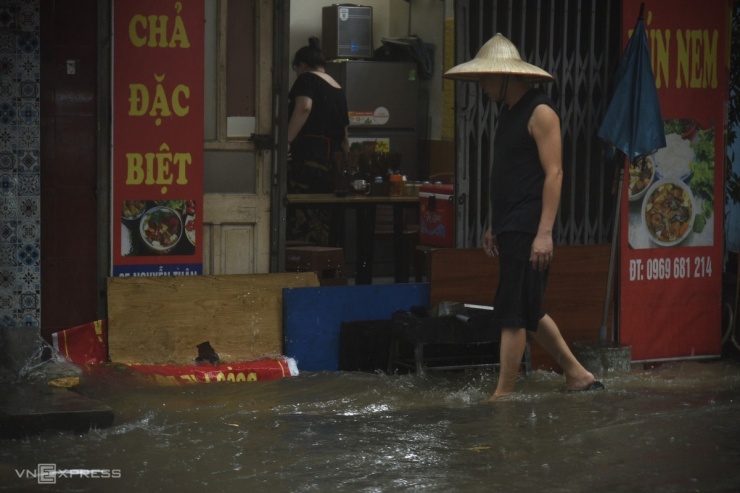 Hà Nội mưa lớn, ngập nhiều tuyến phố - 9