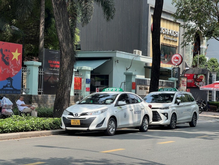 Các xe taxi từng bị phản ánh đều đeo mào HTX 27-7, thường xuyên túc trực trước cổng Bảo tàng Chứng tích chiến tranh. Ảnh: TY