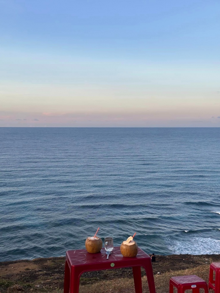 View thưởng thức nước dừa lý tưởng.