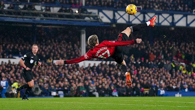 Alejandro Garnacho mở tỷ số trong chiến thắng 3-0 của MU trước Everton ở vòng 13