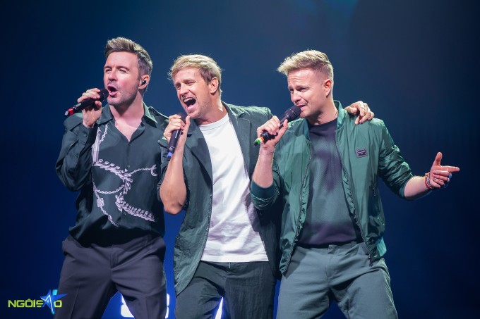 Hàng nghìn khán giả hòa giọng cùng Westlife trong đêm nhạc tại Hà Nội - 1