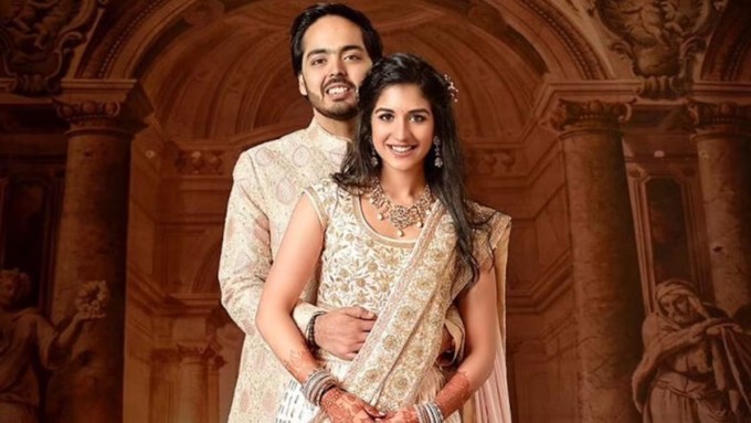 Chú rể Anant Ambani - con trai tỷ phú Ambani - với vị hôn thê Radhika Merchant.