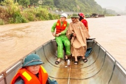 Hai mẹ con bị lũ cuốn trôi trong lúc ngủ tại lán trông ao cá