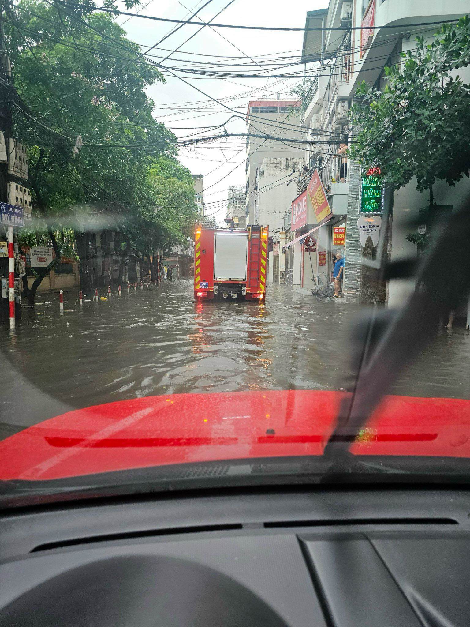 Thời điểm xảy ra vụ cháy, trời đang mưa, đường ngập