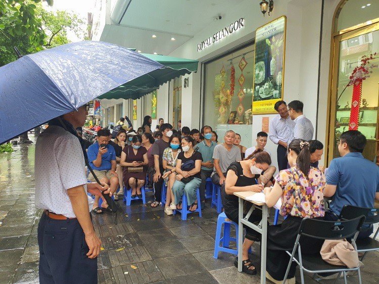 Hàng chục người bất chấp mưa lớn đến xếp hàng mua vàng tại Vietinbank ở Phố Huế sáng 5/6.