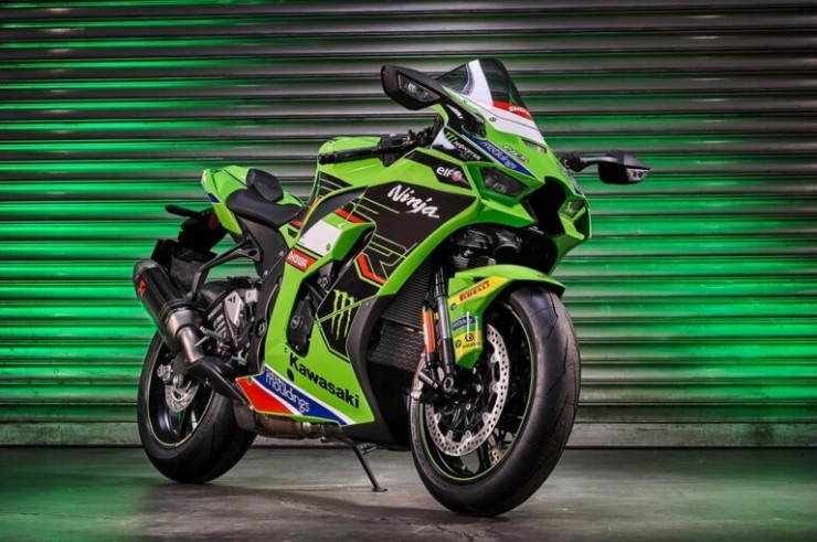 9. Kawasaki Ninja ZX-10RR có nhiều trang bị hàng đầu từ bộ vành bánh Marchesini, phanh Brembo, phuộc Showa, lốp Pirelli Diablo Supercorsa SP cho tới những trang bị như kiểm soát hành trình. Khối động cơ 4 xi lanh thẳng hàng, dung tích 998cc, giúp cho Ninja ZX-10RR có sức mạnh đầu ra cực khủng lên tới 201 mã lực.