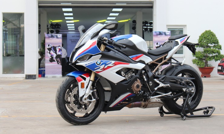 8. BMW S 1000 RR có động cơ giống với BMW M 1000 XR nhưng mang lại sức mạnh nổi trội hơn. Khối động cơ 4 xi lanh thẳng hàng, dung tích 998cc, giúp cho S 1000 RR đạt công suất tối đa 205 mã lực tại 13.750 vòng/phút.