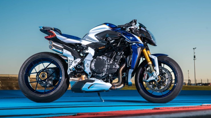 6. MV Agusta Brutale 1000 có thể đạt công suất tối đa 208 mã lực, nhờ trang bị động cơ 4 xi lanh, dung tích 999cc. Xe có phong cách kiểu chồm lỡ, với các tấm ốp tối giản. Yên ngồi xe đem lại vị trí ngồi lái thẳng đứng và trên xe có hàng loạt trang bị điện tử, giúp cho xe dễ dàng di chuyển trên đường phố.