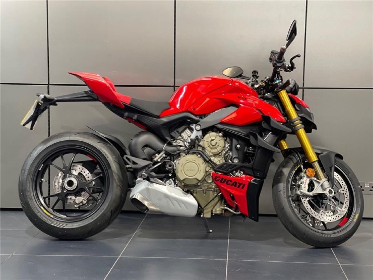 5. Ducati Streetfighter V4 S thiết kế theo kiểu xe chồm lỡn, thanh tay lái cao, và sở hữu nhiều trang bị điện tử cao cấp hàng đầu. Với khối động cơ V4, dung tích 1.103cc, Streetfighter V4 S có khả năng đạt công suất tối đa lên đến 208 mã lực tại 13.000 vòng/phút.