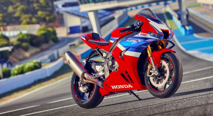 4. Honda CBR1000RR-R Fireblade là dòng mô tô thể thao, với loạt trang bị cao cấp. Xe có sức mạnh đến từ khối động cơ 4 xi lanh thẳng hàng, dung tích 998cc, cho công suất tối đa lên đến 215 mã lực tại 14.500 vòng/phút.