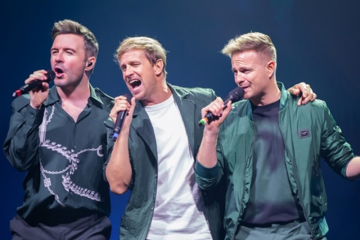 Hàng nghìn khán giả hòa giọng cùng Westlife trong đêm nhạc tại Hà Nội