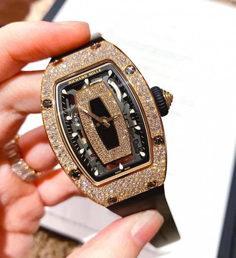 Vợ chủ tịch CLB Hà Nội đeo đồng hồ 7 tỷ đồng, mặc gì cũng xinh, sang