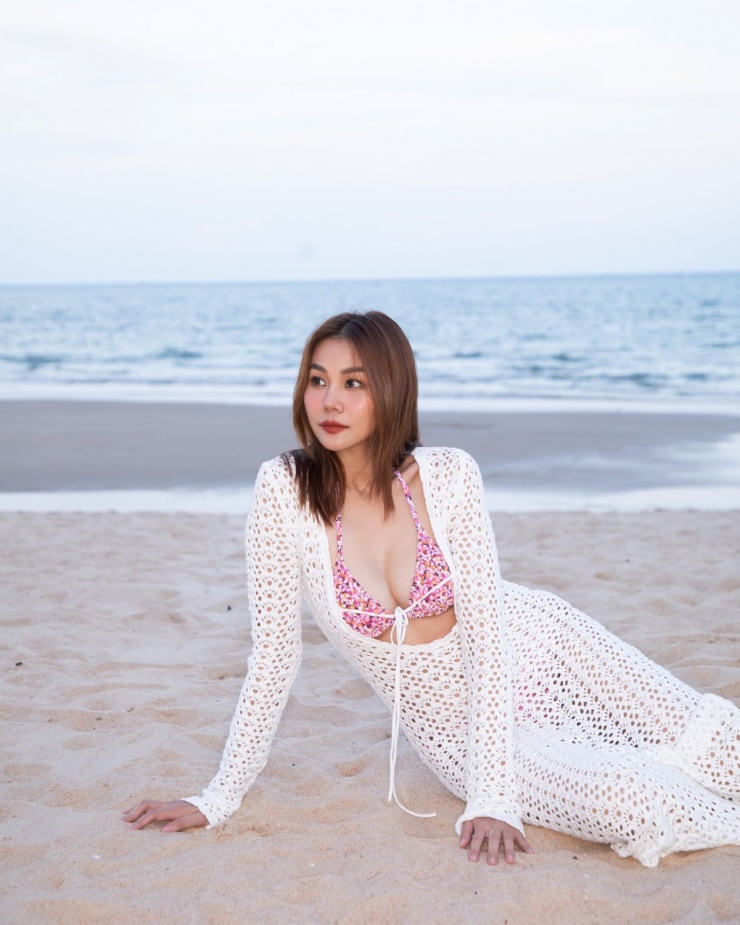 Váy lưới crochet như Phan Minh Huyền mặc là xu hướng thịnh hành vài năm nay và đến mùa hè 2024 vẫn được yêu thích. Theo Glamour, trang phục crochet tiếp tục chứng minh sức hút trong xu hướng thời trang đi biển. Nhiều sao Việt gần đây cũng tích cực lăng xê mốt váy như lưới đánh cá này.