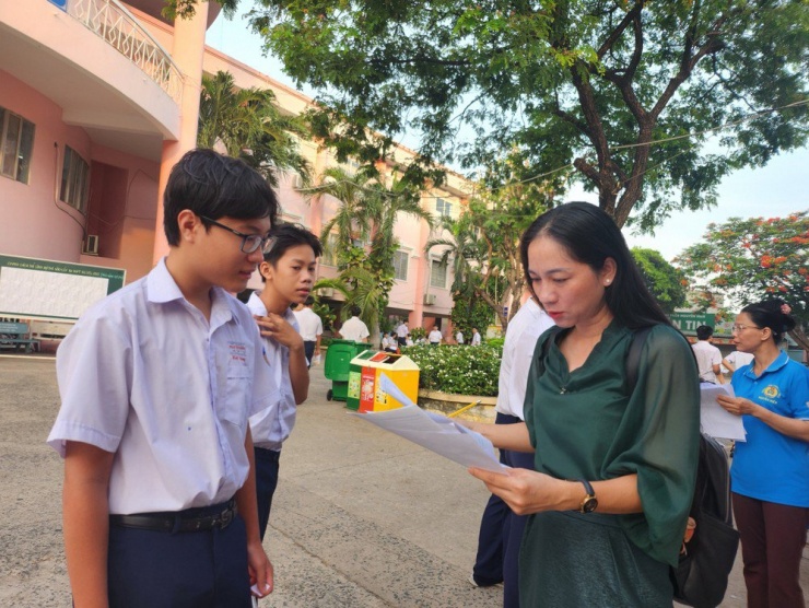 Trước cổng trường như thường lệ các giáo viên chủ nhiệm của trường có mặt từ rất sớm để điểm danh, nhắc nhở động viên học sinh của mình.