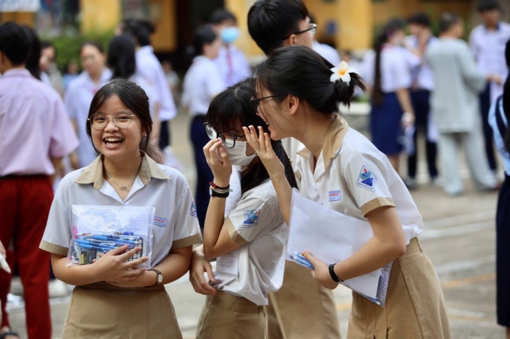 Mặc dù đứng trước kỳ thi quan trọng, nhưng đa phần các em thí sinh đều tỏ ra tự tin vì đã ôn tập và chuẩn bị kỹ lưỡng trước đó. Ảnh: NGUYỆT NHI