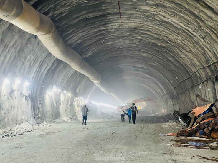 Cận cảnh thi công hầm xuyên núi dài nhất dự án cao tốc Bắc Nam - 3