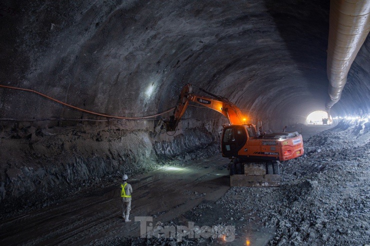 Cận cảnh thi công hầm xuyên núi dài nhất dự án cao tốc Bắc Nam - 4