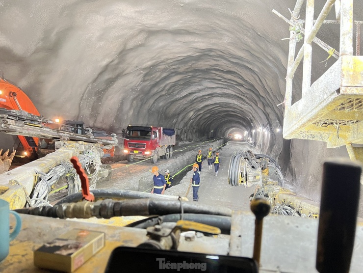 Cận cảnh thi công hầm xuyên núi dài nhất dự án cao tốc Bắc Nam - 8