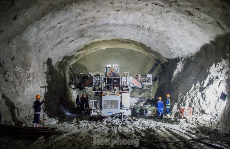 Cận cảnh thi công hầm xuyên núi dài nhất dự án cao tốc Bắc Nam - 13