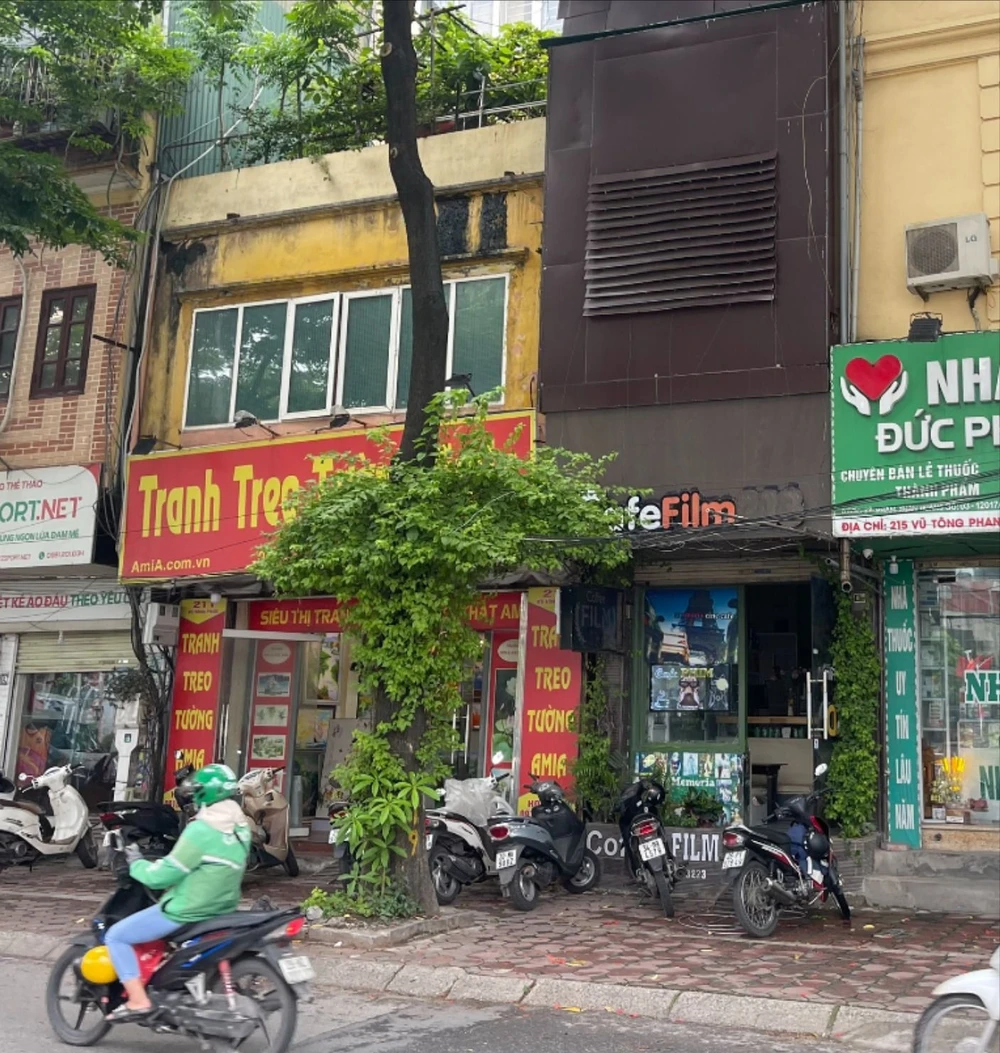 Người thuê mặt bằng kinh doanh quán cafe phim (Mầu nâu) đã chuyển đi nơi khác. Ảnh PHI HÙNG