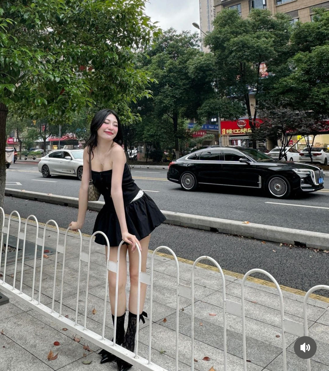 Khổng Tú Quỳnh mặc áo cúp, váy tennis nổi bật trên đường phố Trung Quốc - 2