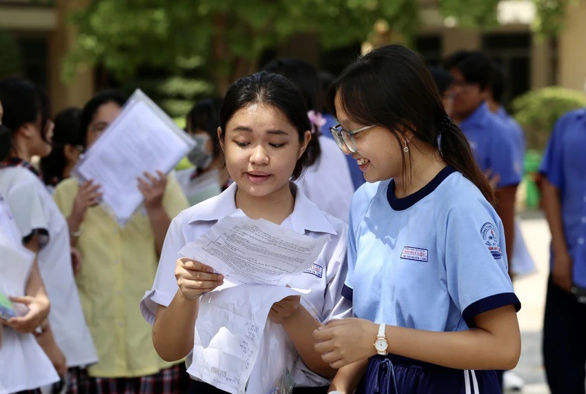 Học sinh khá hào hứng với đề Văn thi vào lớp 10. Ảnh: HOÀNG GIANG