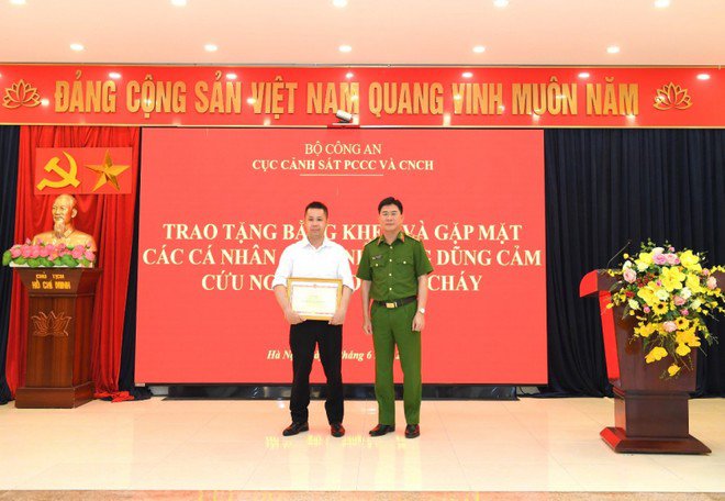 Anh Bằng nhận bằng khen của Bộ Công an