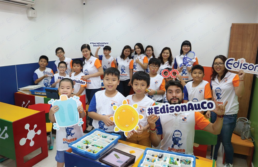 &nbsp;&nbsp;&nbsp;&nbsp;&nbsp; Hình ảnh các con tham gia khóa hè Summer STEAM Trek tại Trung tâm Edison