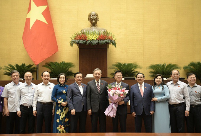 Lãnh đạo Đảng, Nhà nước tặng hoa chúc mừng tân Phó thủ tướng Lê Thành Long. Ảnh: Phạm Thắng