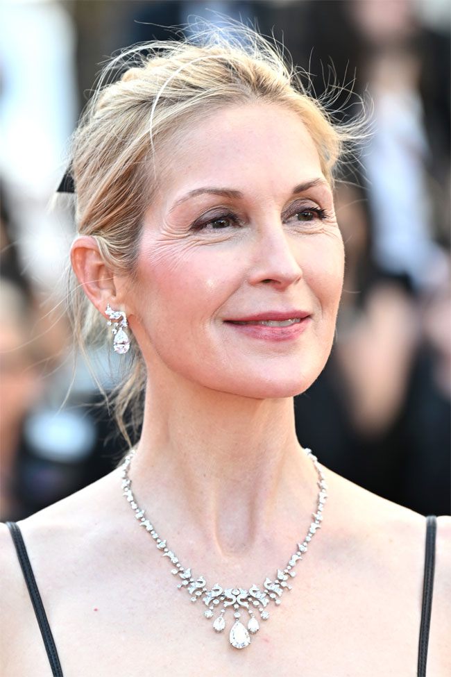  Nữ diễn viên Kelly Rutherford, được biết đến với vai diễn trong loạt phim Gossip Girl, mang vòng cổ và hoa tai kim cương Soir de Fête.