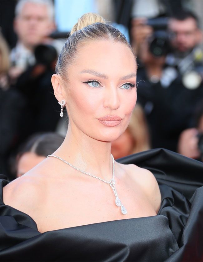 Candice Swanepoel và thiết kế váy bất đối xứng khoe khéo bờ vai gợi cảm, tô điểm bằng dây chuyền và hoa tai Maharani High Jewellery cũng như hai chiếc nhẫn Joséphine .