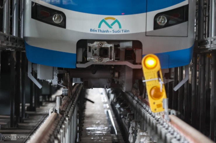 Một số đường ray có rãnh sâu khoảng 1,5 m để thợ dễ dàng chui xuống sửa dưới gầm tàu. Trên đường ray lắp hệ thống đèn tín hiệu để đảm bảo quy trình an toàn khi sửa chữa, bảo dưỡng tàu.