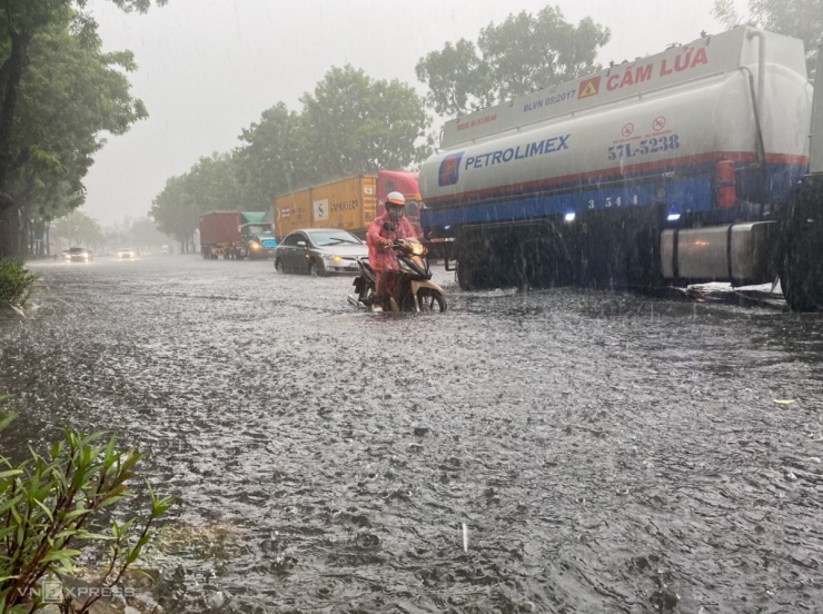 Nước ngập lênh láng trên đường Nguyễn Văn Linh, đoạn giao với Nguyễn Lương Bằng (quận 7).