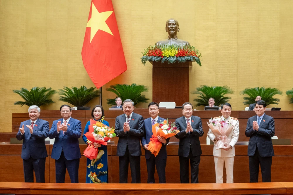 Lãnh đạo Đảng, Nhà nước, Chính phủ, Quốc hội tặng hoa chúc mừng tân Phó Chủ tịch Quốc hội Nguyễn Thị Thanh, tân Phó Thủ tướng Lê Thành Long và tân Bộ trưởng Bộ Công an Lương Tam Quang. Ảnh: QH