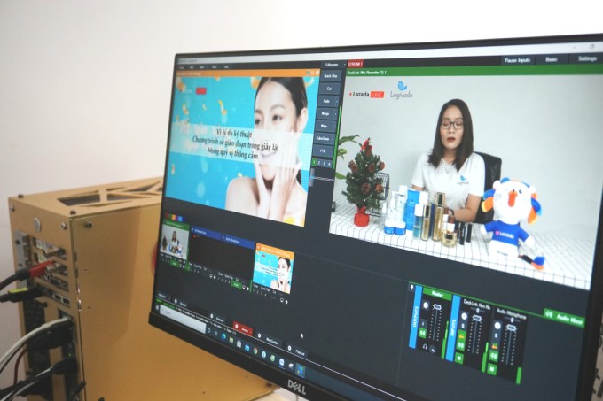 Màn hình máy tính vận hành buổi livestream của một nhân viên kỹ thuật tại studio. Ảnh: Anh Lê