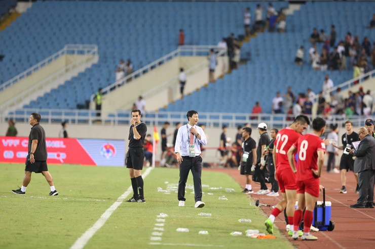 Trên khán đài sân Mỹ Đình, các CĐV Việt Nam giơ tấm ảnh in hình HLV Kim Sang Sik và các tuyển thủ Việt Nam để thể hiện tình cảm dành cho chiến lược gia người Hàn Quốc