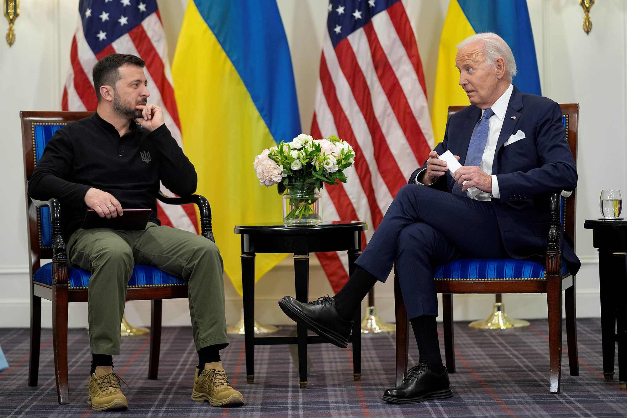 Ông Biden gặp ông Zelensky tại Paris, Pháp hôm 7/6 (ảnh: CNN)