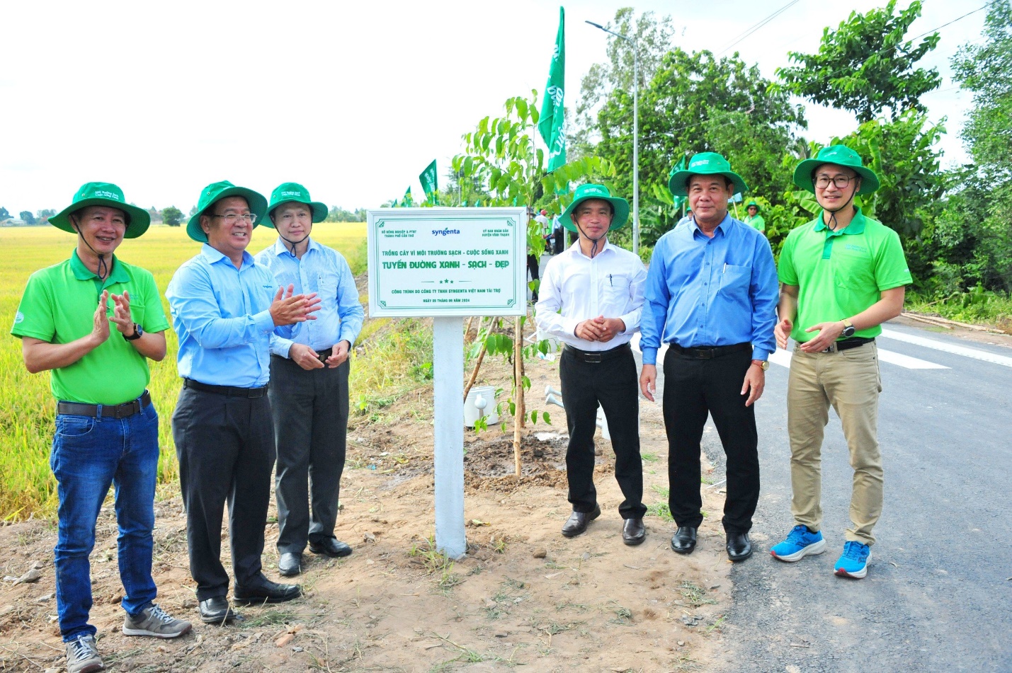 Ông Trần Thanh Vũ, Tổng giám đốc Syngenta Việt Nam (thứ 2 từ bên trái) tại Lễ phát động trồng cây và chương trình “Môi trường sạch – Cuộc sống xanh”