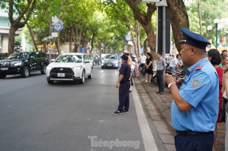 Lực lượng túc trực trước cổng trường để đảm bảo kỳ thi diễn ra an toàn, không xảy ra ùn tắc.