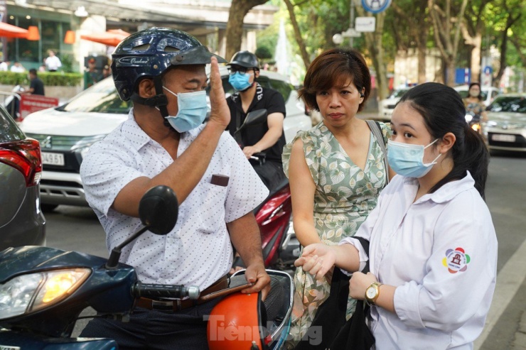 Ông Nam đưa con gái đi thi từ 6 giờ sáng, trước khi vào thi, ông dặn dò con gái cố lên, thi hết sức mình. 