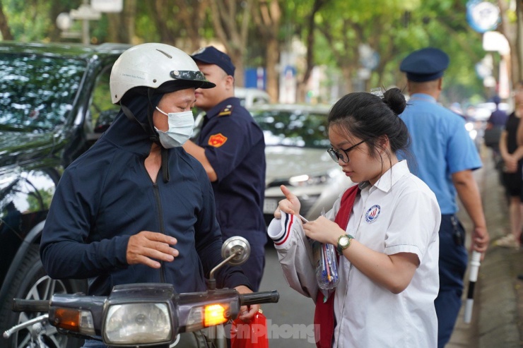 Kỳ thi tuyển sinh lớp 10 Hà Nội diễn ra từ ngày 8-9/6 tại 201 điểm thi với 3 bài thi. Sở GD&ĐT Hà Nội thông tin, trong ngày đăng kí dự thi, có hơn 105.000 thí sinh có mặt, đạt tỉ lệ 99,34%.