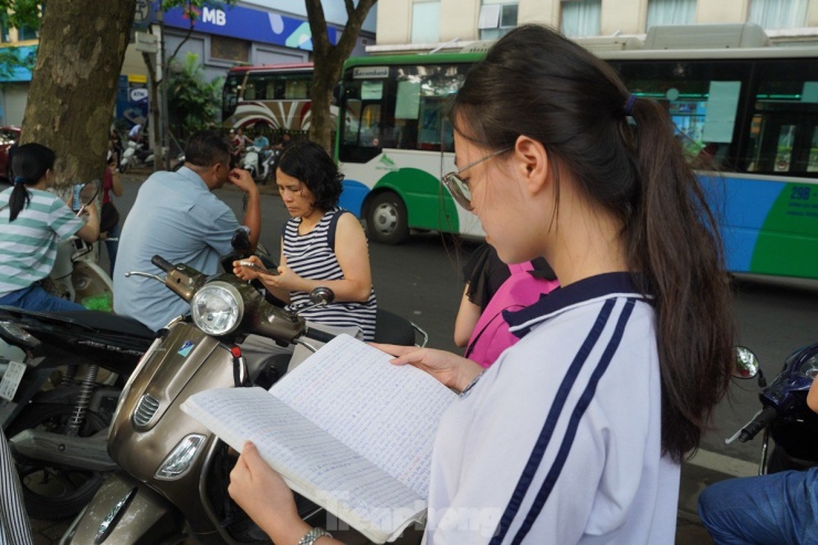 Sát giờ thi, thí sinh vẫn tranh thủ ôn bài.