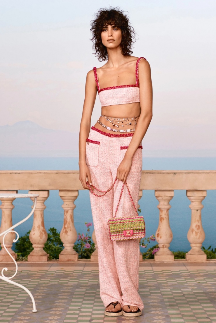 Bộ đồ mang tính ứng dụng cao trong bộ sưu tập Resort 2021, gồm bra top và quần vải tweed hồng đồng điệu, kết hợp dép cói.