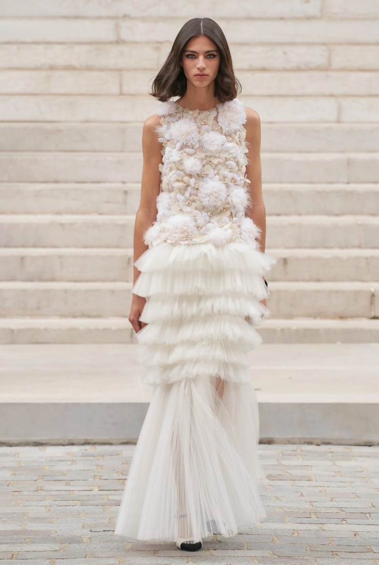 Đầm tulle xếp tầng đính hoa 3D và lông vũ ở show Haute Couture Thu Đông 2021.