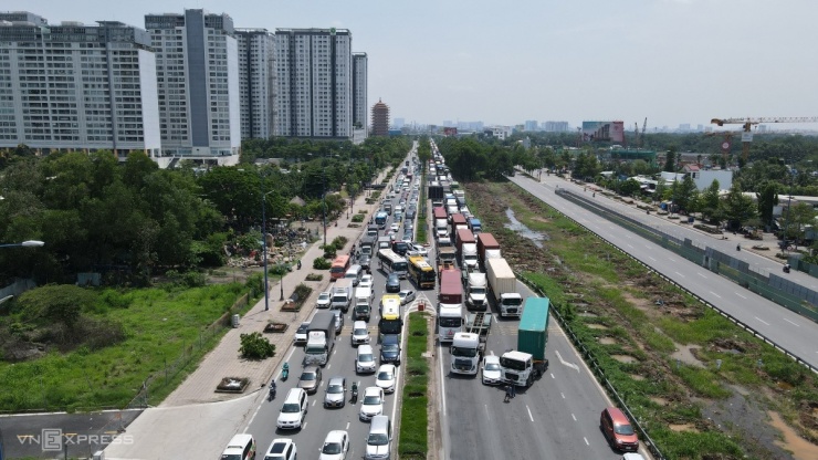 Cùng thời điểm, trên đường Mai Chí Thọ, cách vòng xoay An Phú khoảng 500 m xảy ra va chạm giữa một ôtô 5 chỗ và xe đầu kéo khiến tình trạng thêm nghiêm trọng. Trên đường Mai Chí Thọ, 8 làn đường đều ken đặc ôtô.