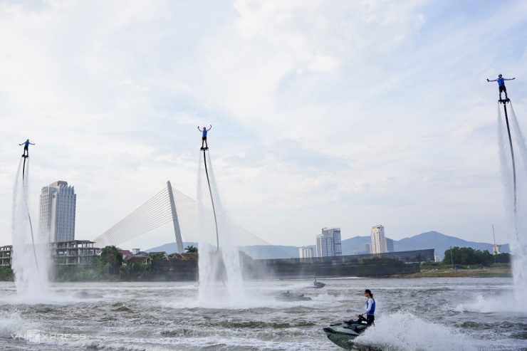 Flyboard là phần trình diễn bay trên mặt nước cùng các động tác nhảy, nhào lộn với thiết bị có động cơ phản lực mạnh đòi hỏi kỹ thuật cao.