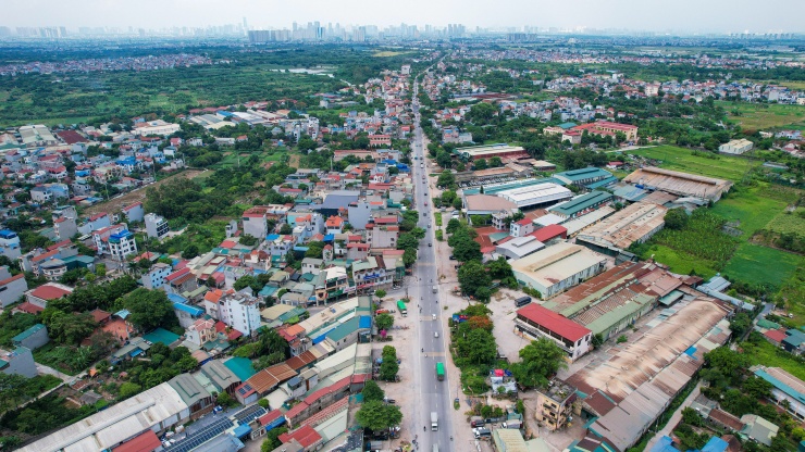 Trên tuyến có 7 cầu đường bộ và 1 cống hộp; 4 nút giao chính gồm nút giao Ba La (giao với Quốc lộ 21B), nút giao với đường Vành đai 4, nút giao với đường trục Bắc - Nam và nút giao với Quốc lộ 21