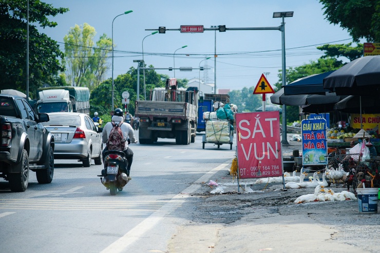 Các hàng, quán dọc quốc lộ 6 ngang nhiên chiếm dụng vỉa hè làm nơi buôn bán quần áo, cây cảnh, hoa quả